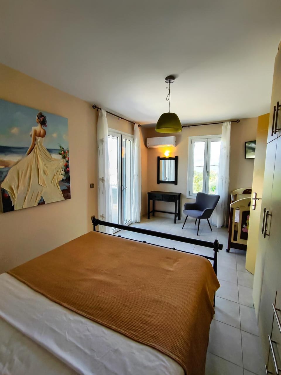 Bed, TV and multimedia, Photo of the whole room