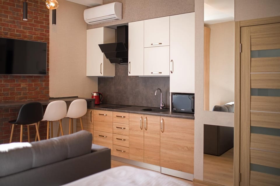 Kitchen or kitchenette, Dining area