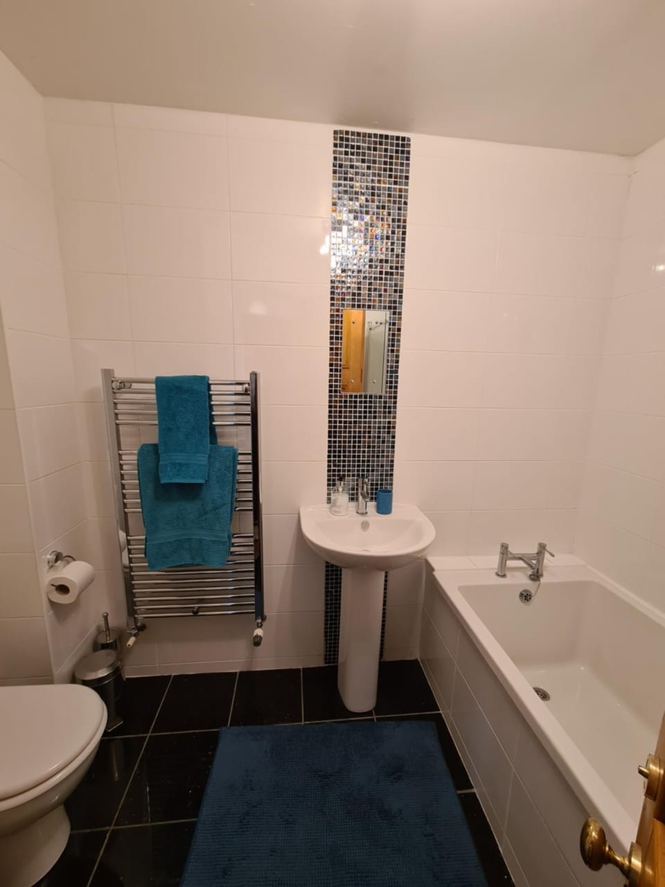 Shower, Toilet, Bathroom, Bath, towels