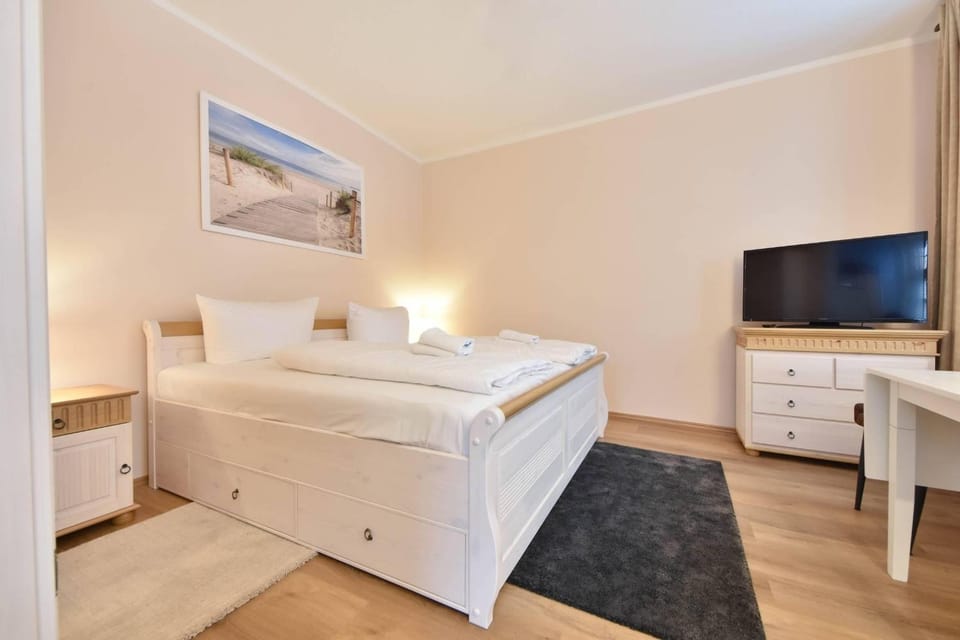Bed, TV and multimedia, Photo of the whole room