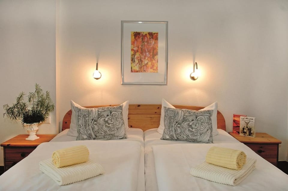 Bed, towels