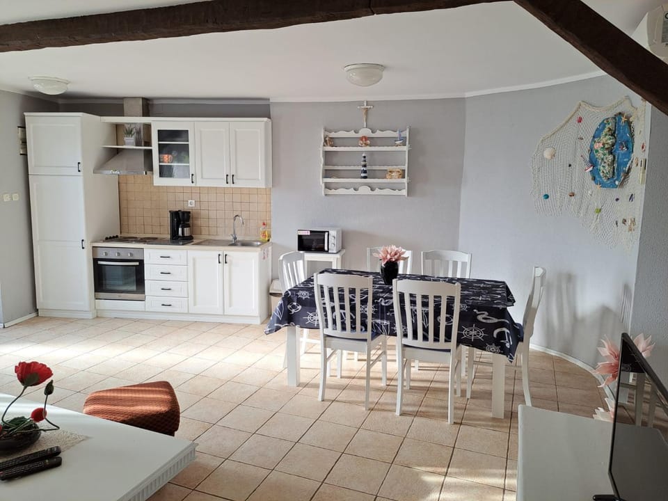 Kitchen or kitchenette, Dining area, oven, stove