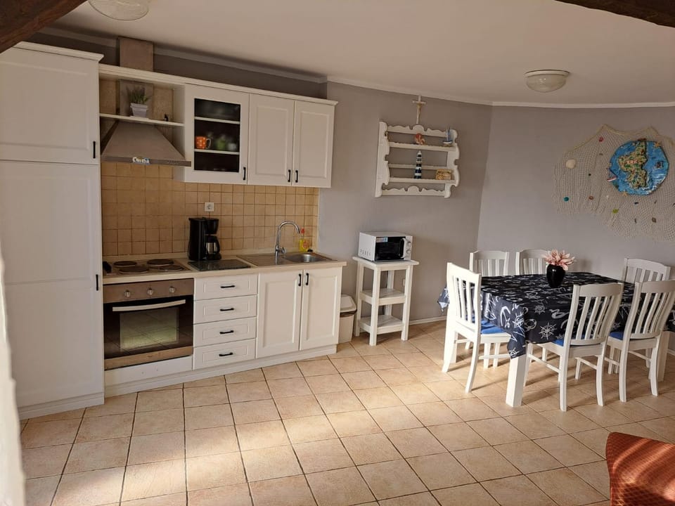 Kitchen or kitchenette, Dining area, oven, stove