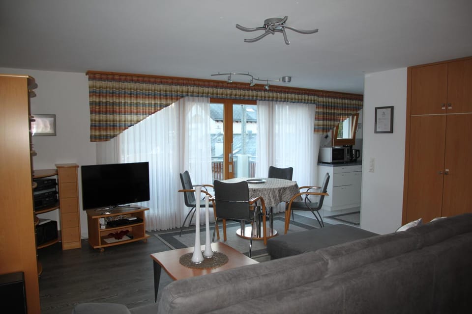 TV and multimedia, Kitchen or kitchenette, Living room, Seating area, Dining area