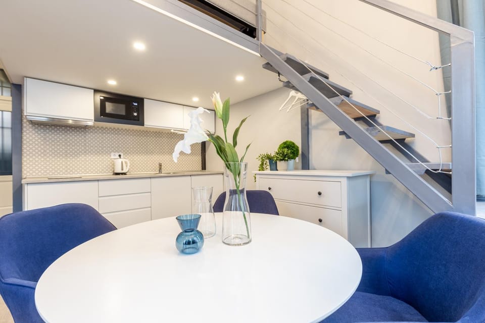 Kitchen or kitchenette, Living room, Seating area, Dining area, internet, stove, kitchen
