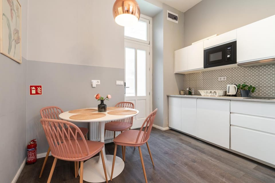 Coffee/tea facilities, Kitchen or kitchenette, Dining area, microwave, stove