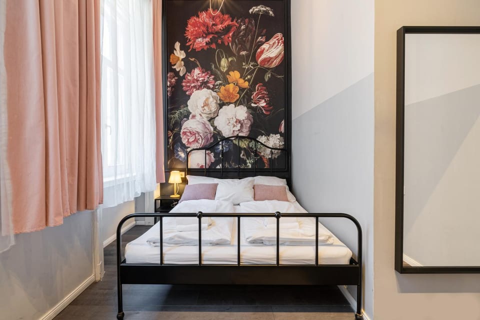 Bed, Photo of the whole room, Decorative detail, Bedroom, Time of day