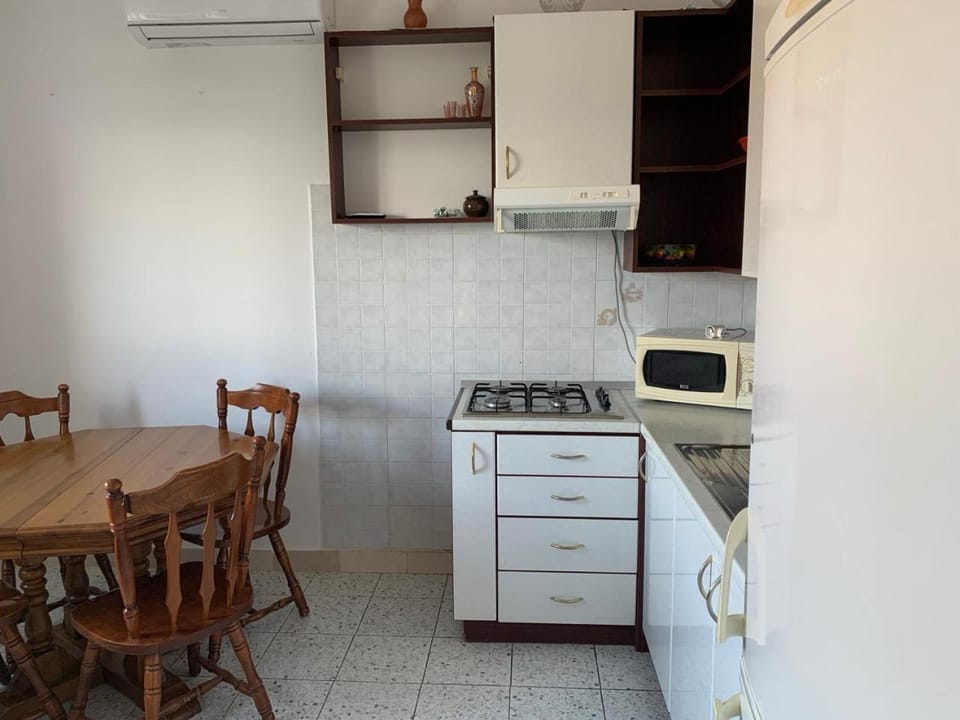 Kitchen or kitchenette, Dining area, stove