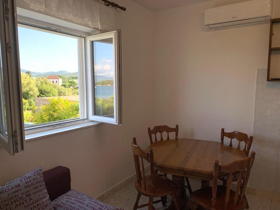 Natural landscape, Living room, Seating area, Dining area, air conditioner