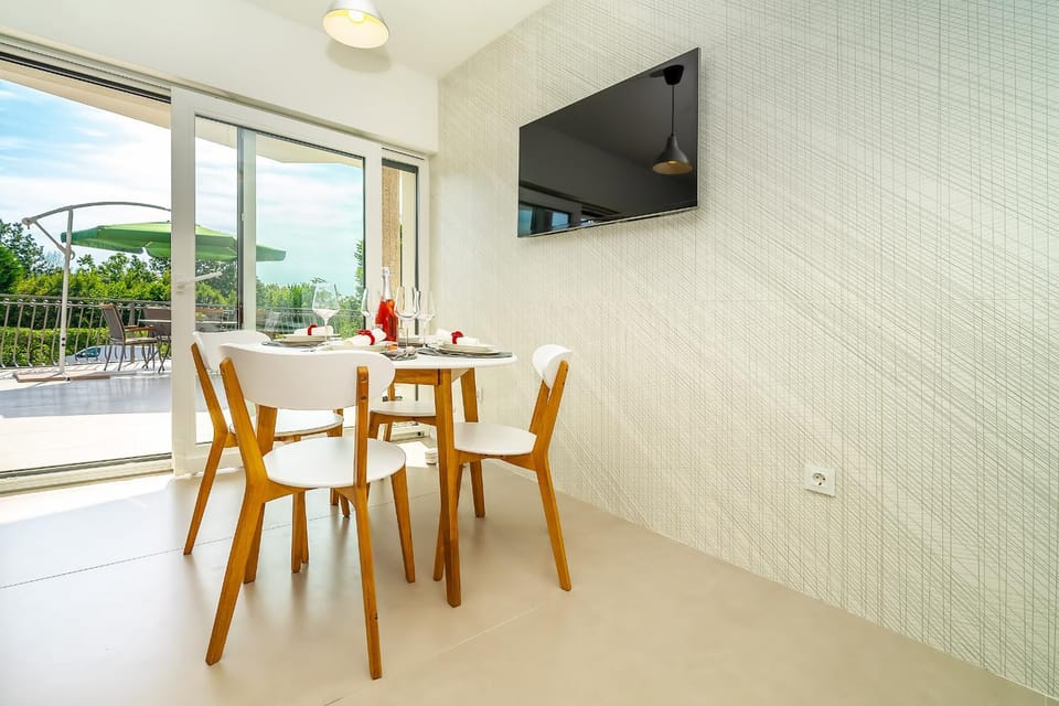 TV and multimedia, Dining area