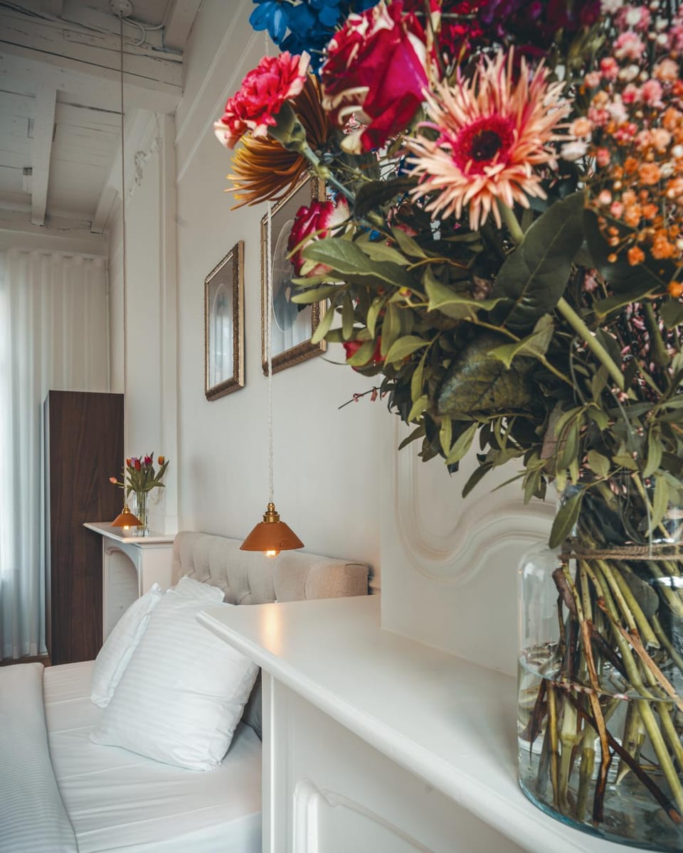 Living room, Decorative detail, Seating area, Dining area