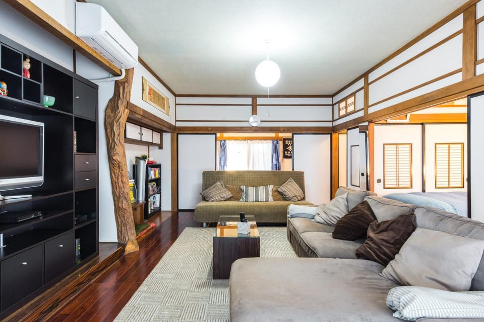 TV and multimedia, Living room, Seating area, Evening entertainment, air conditioner