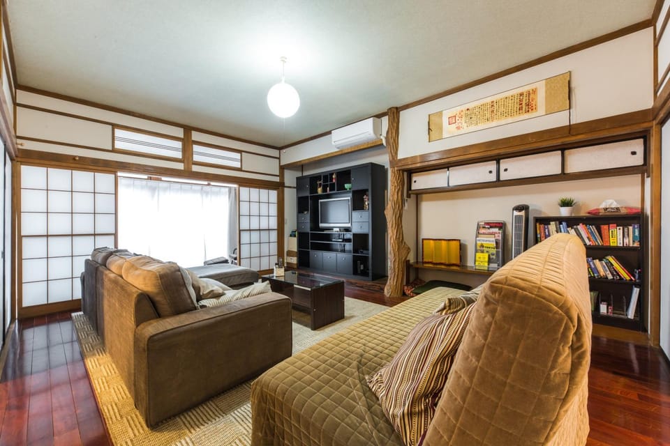 Library, TV and multimedia, Living room, Seating area, air conditioner