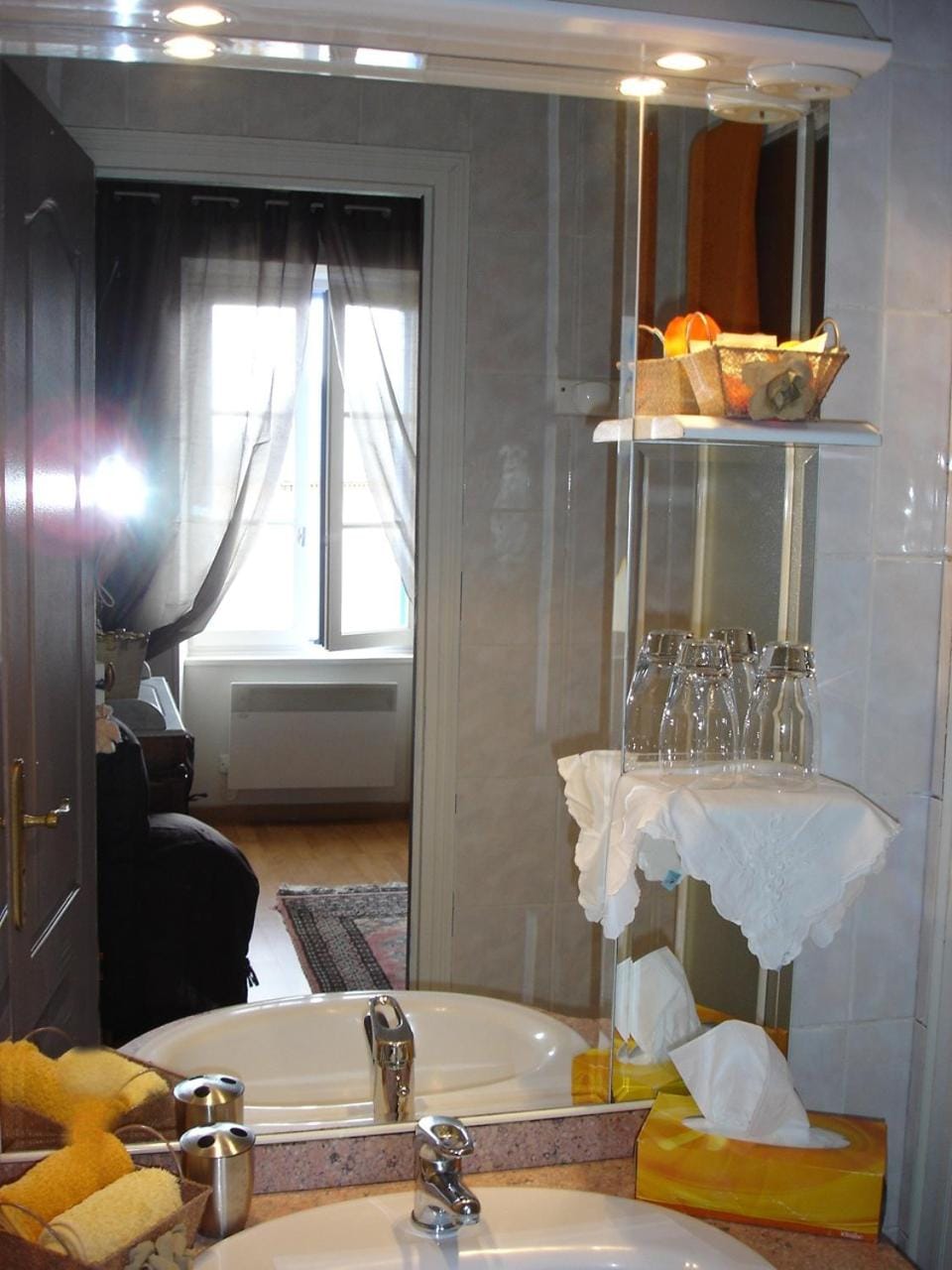 Le PETIT CHATEAU - Tiffauges proche Puy duFou Bed and Breakfast in Pays de la Loire