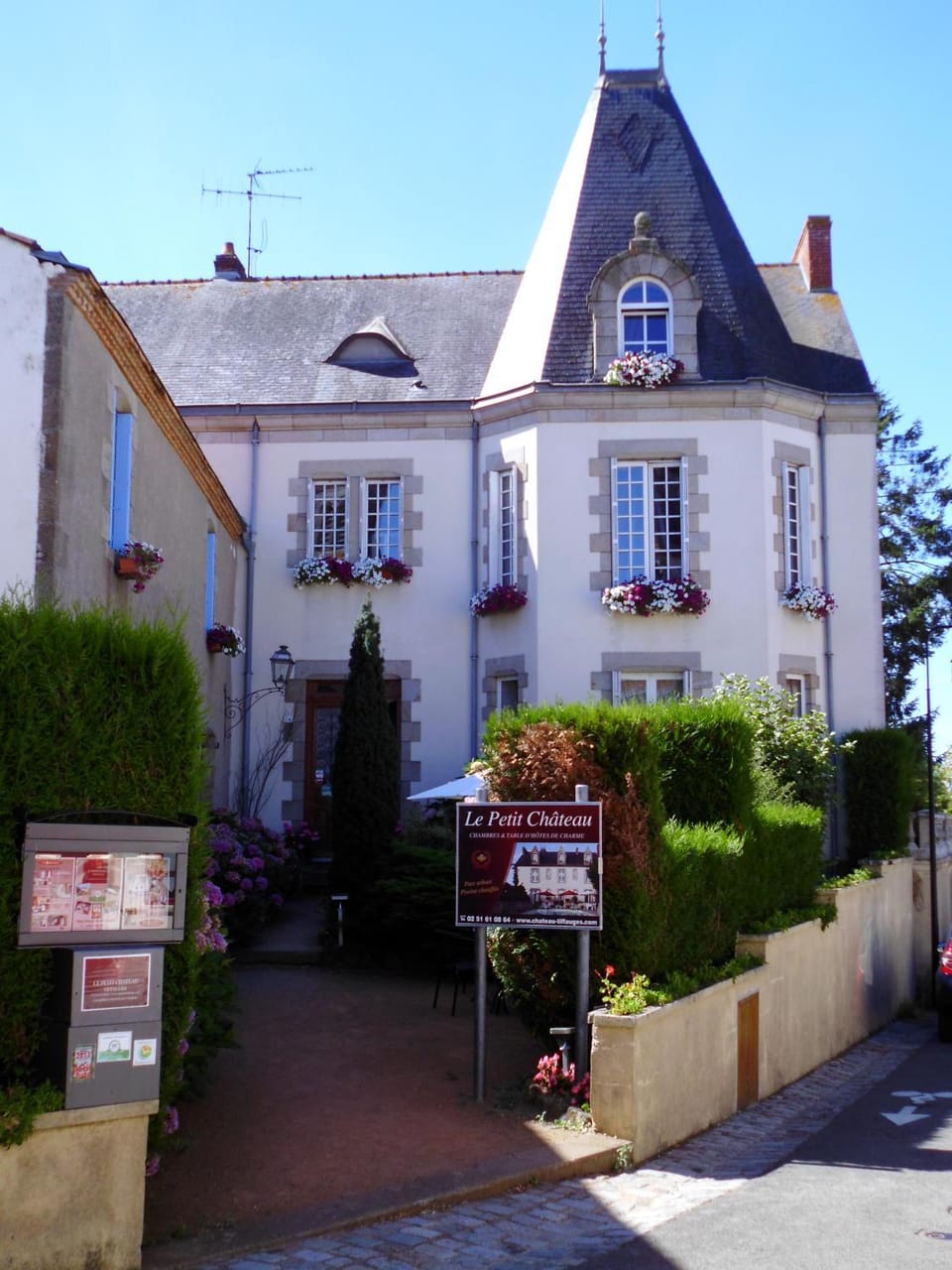Property building, Facade/entrance, Neighbourhood