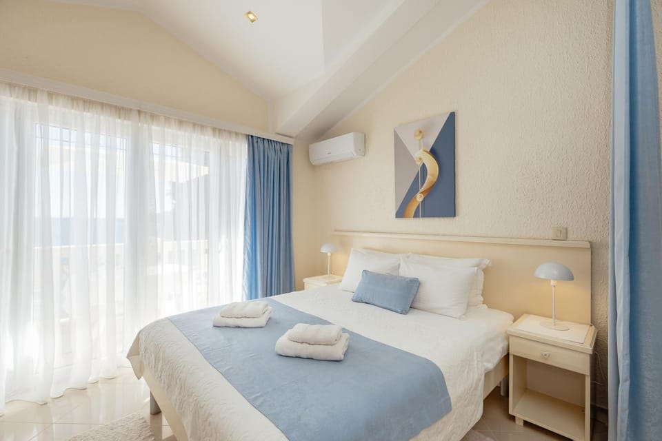 Bed, Photo of the whole room, air conditioner