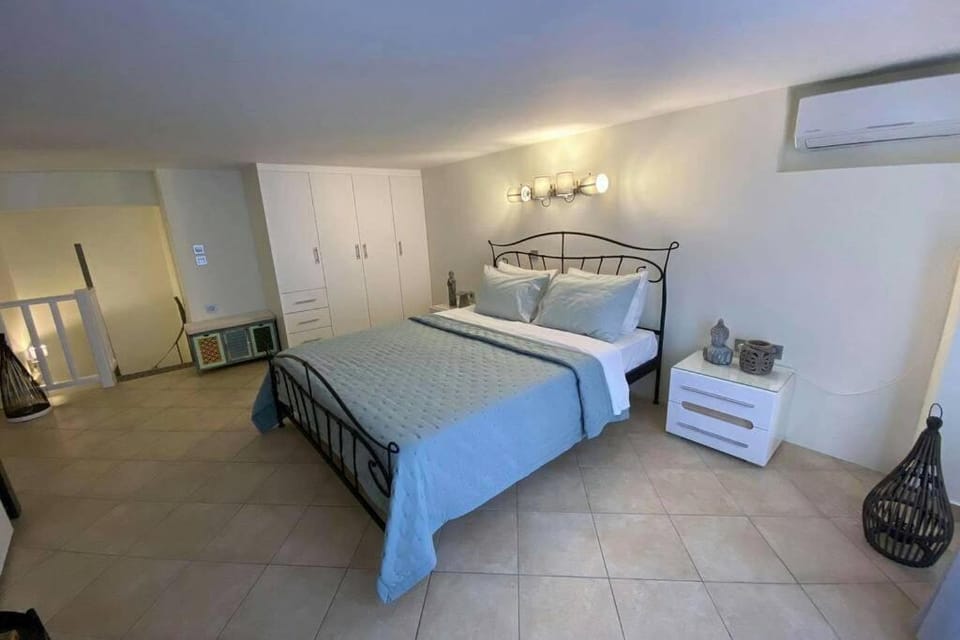 Somnium a newly renovated house in Kamari House in Kamari