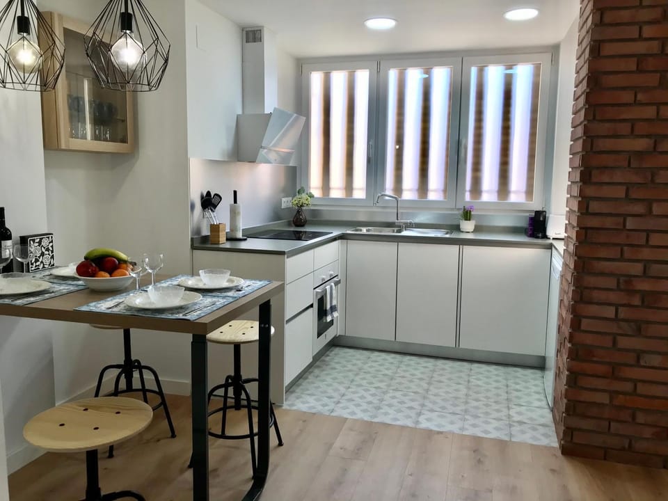 Coffee/tea facilities, Kitchen or kitchenette, Seating area, Dining area