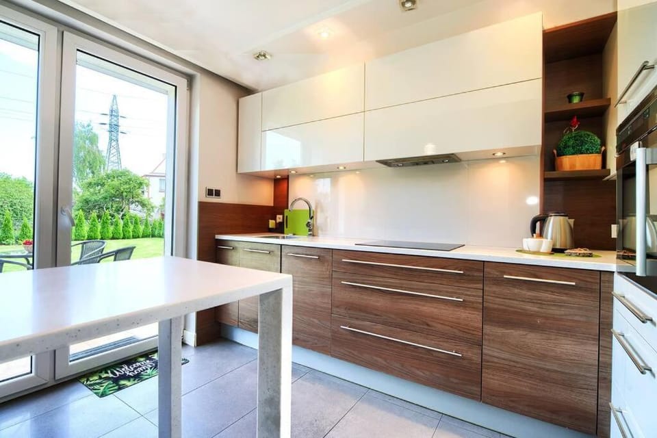 Kitchen or kitchenette, dishwasher, minibar, stove