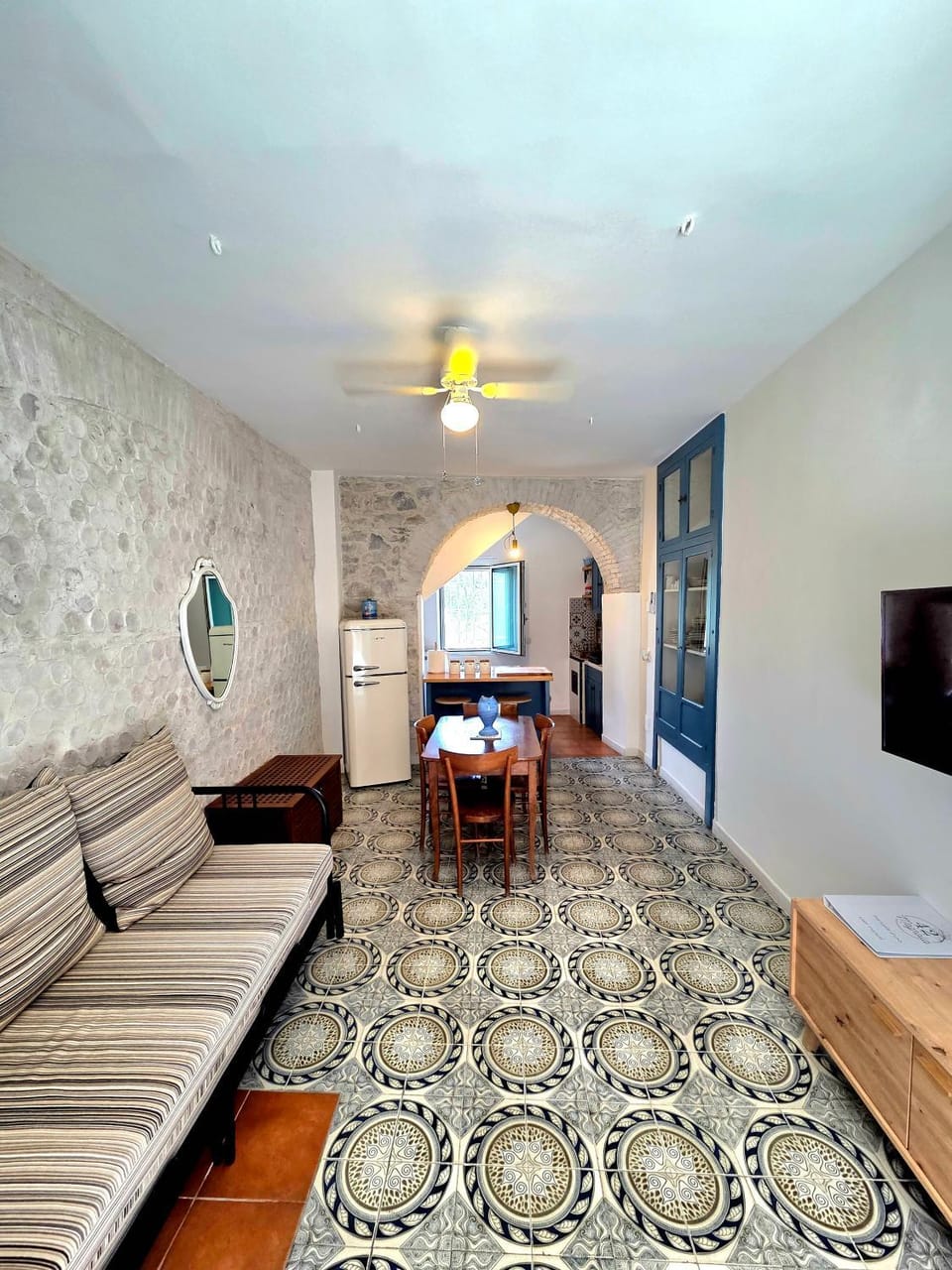 Kitchen or kitchenette, Living room, Seating area, Dining area