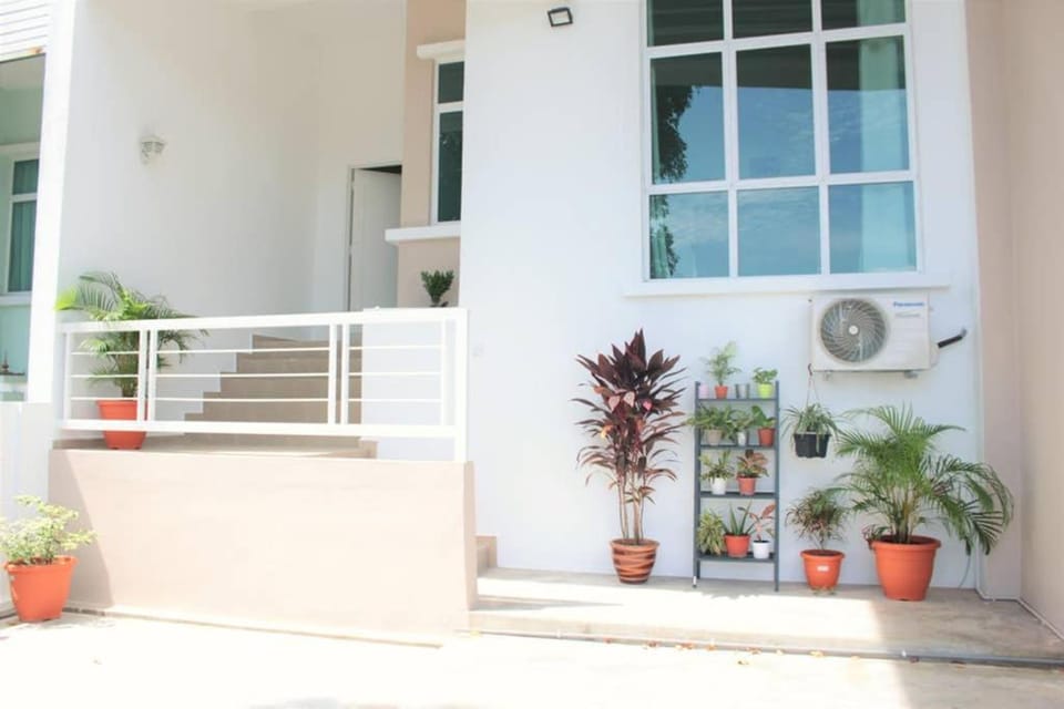 Facade/entrance, Balcony/Terrace