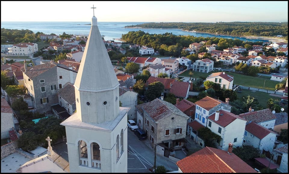 Property building, Nearby landmark, Day, Neighbourhood, Natural landscape, Bird's eye view, City view, Landmark view, Sea view, Street view, Location, Parking