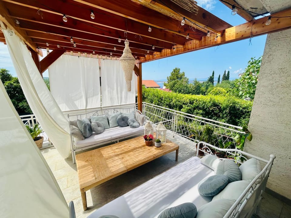 Day, Balcony/Terrace, Seating area