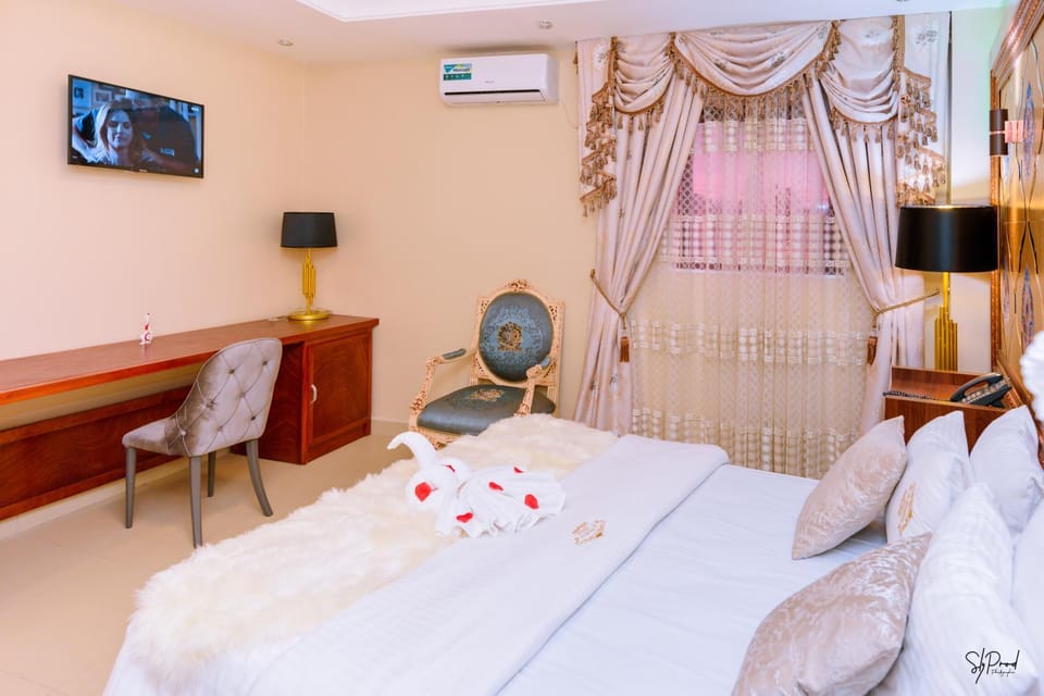 Communal lounge/ TV room, TV and multimedia, Living room, Photo of the whole room, Seating area, Evening entertainment, Bedroom, air conditioner