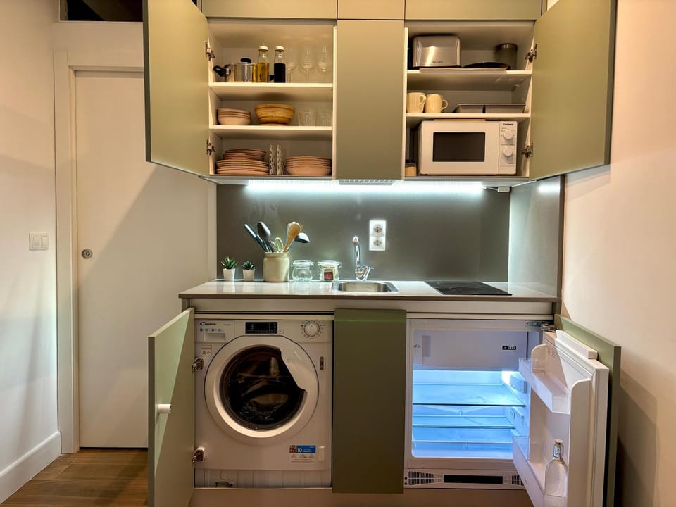 Kitchen or kitchenette, stove, washing machine