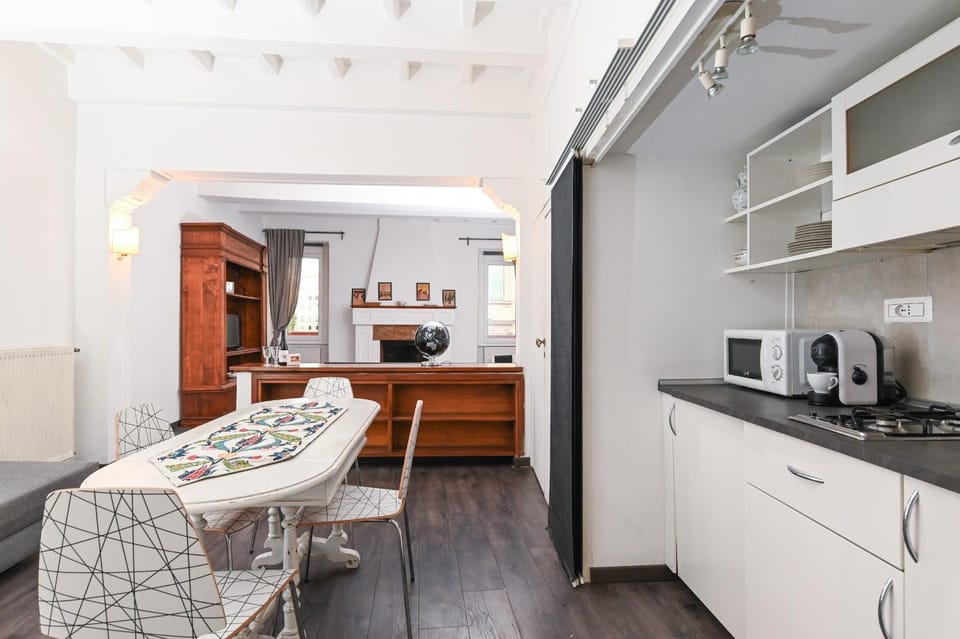 Coffee/tea facilities, Kitchen or kitchenette, Other, Dining area, stove