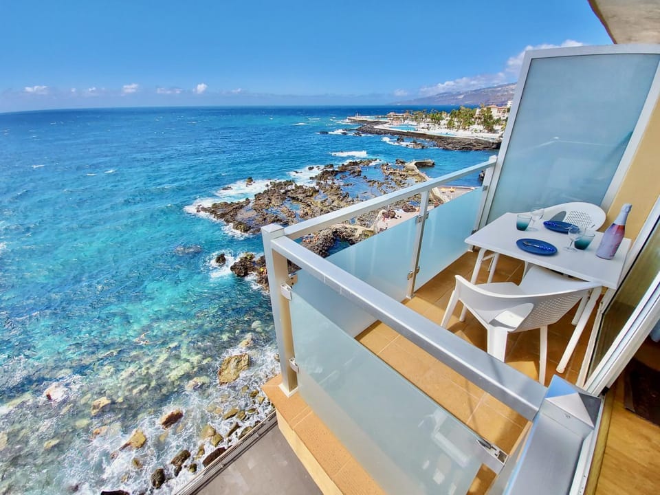 Balcony/Terrace, Decorative detail, Landmark view, Sea view