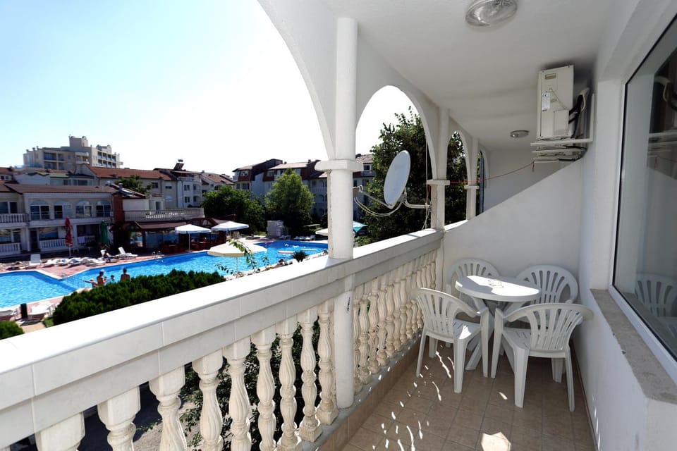 Property building, View (from property/room), Balcony/Terrace, Pool view, Swimming pool