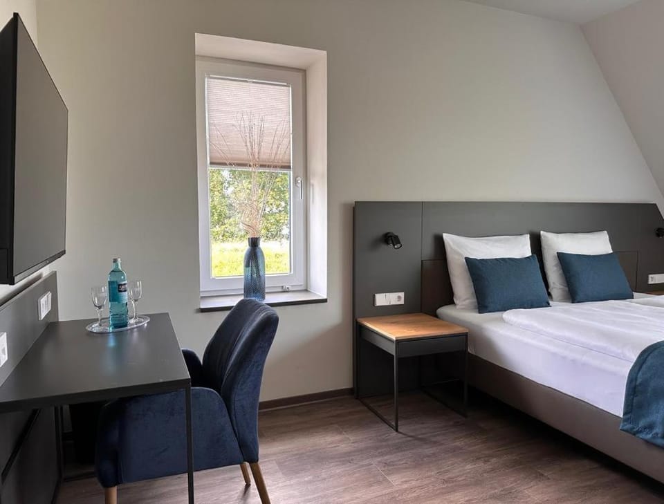 Photo of the whole room, Bedroom