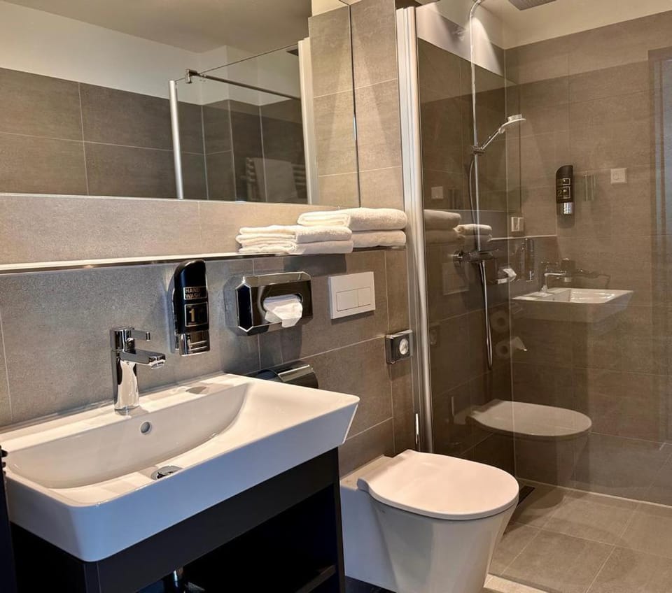 Shower, Toilet, Bathroom, Bath, towels