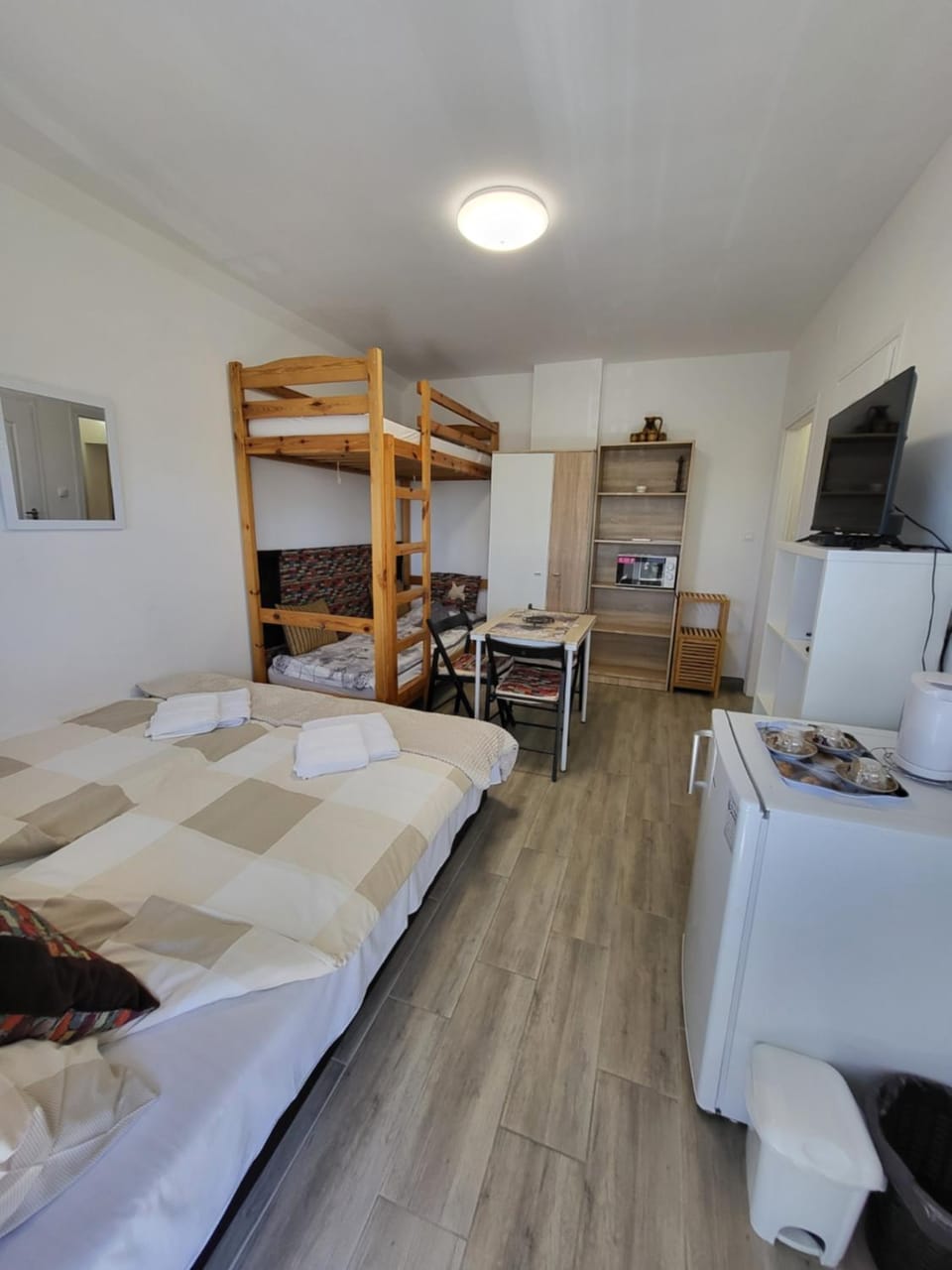 TV and multimedia, Kitchen or kitchenette, Photo of the whole room, Bedroom