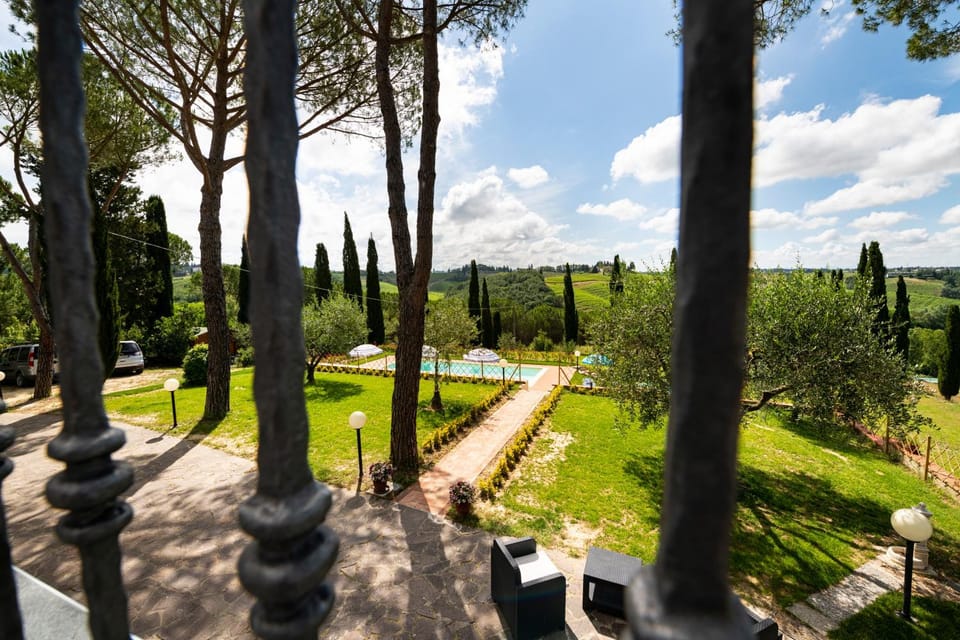 Photo of the whole room, Garden view