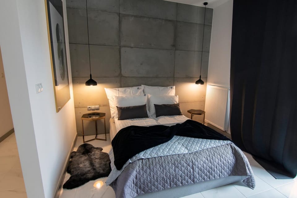 Bed, Property logo or sign, Other, Other, Photo of the whole room, Decorative detail, Decorative detail, Logo/Certificate/Sign, Bedroom