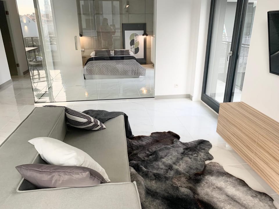Bed, TV and multimedia, Living room, Seating area, Bedroom, Area and facilities