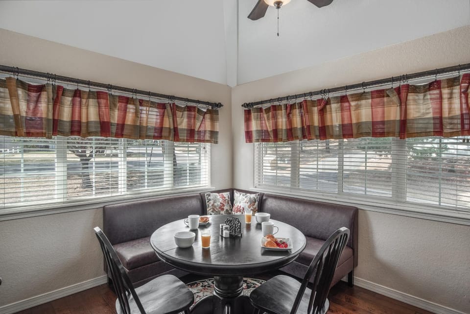 Seating area, Dining area