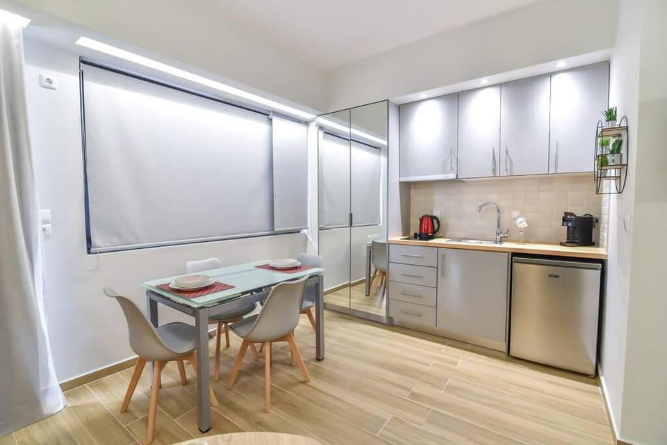 Coffee/tea facilities, Kitchen or kitchenette, Dining area, stove