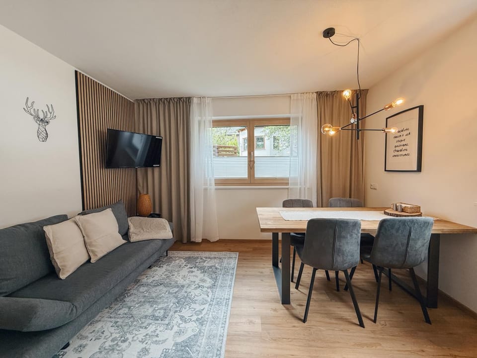 Living room, Photo of the whole room, Seating area, Dining area