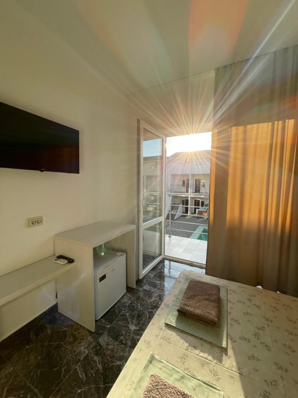 Bed, TV and multimedia, Balcony/Terrace, Photo of the whole room, Bedroom, Sunset