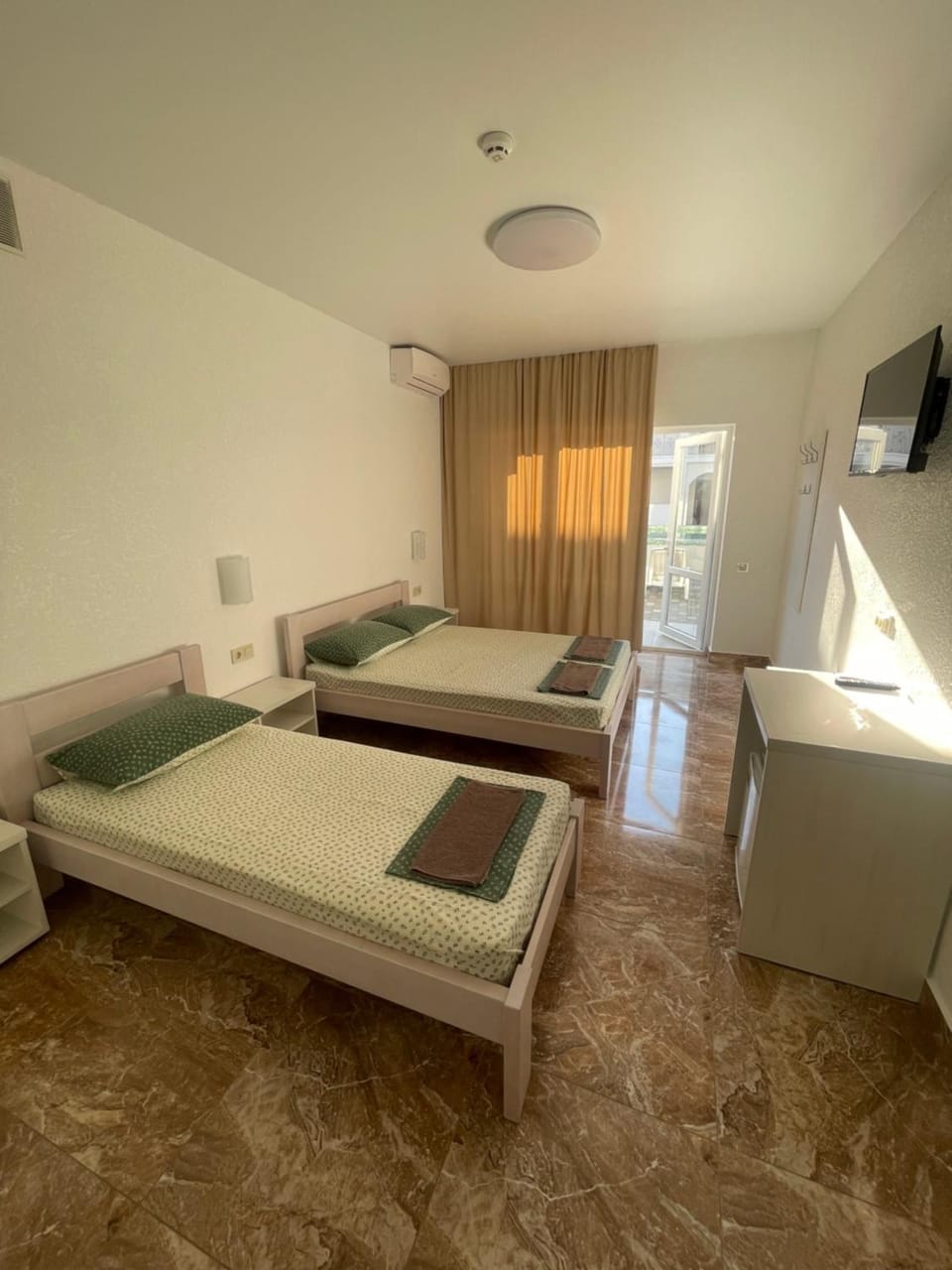 Bed, TV and multimedia, View (from property/room), Photo of the whole room, Bedroom