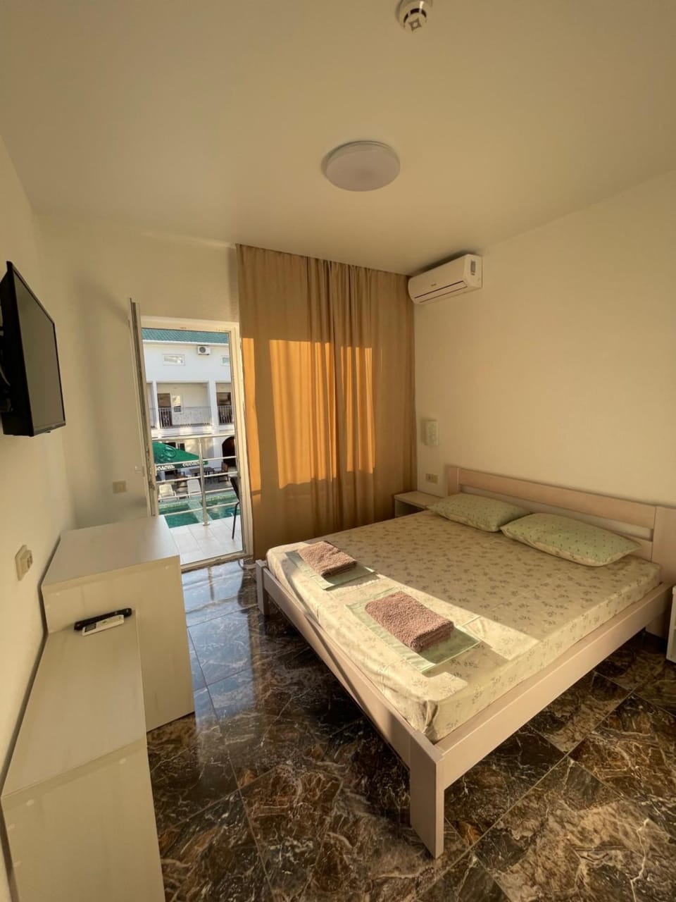 Bed, TV and multimedia, Photo of the whole room, Bedroom, towels, air conditioner