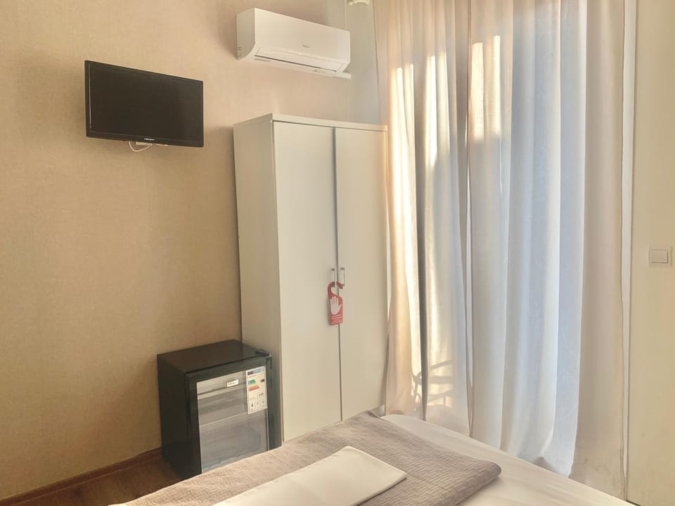 TV and multimedia, Photo of the whole room, Bedroom, hair dresser, air conditioner
