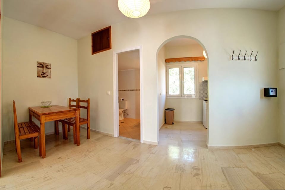 Coffee/tea facilities, Kitchen or kitchenette, Seating area, Dining area, Area and facilities