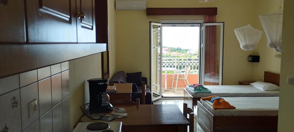 Bed, Kitchen or kitchenette, Photo of the whole room, Dining area, Bedroom, air conditioner