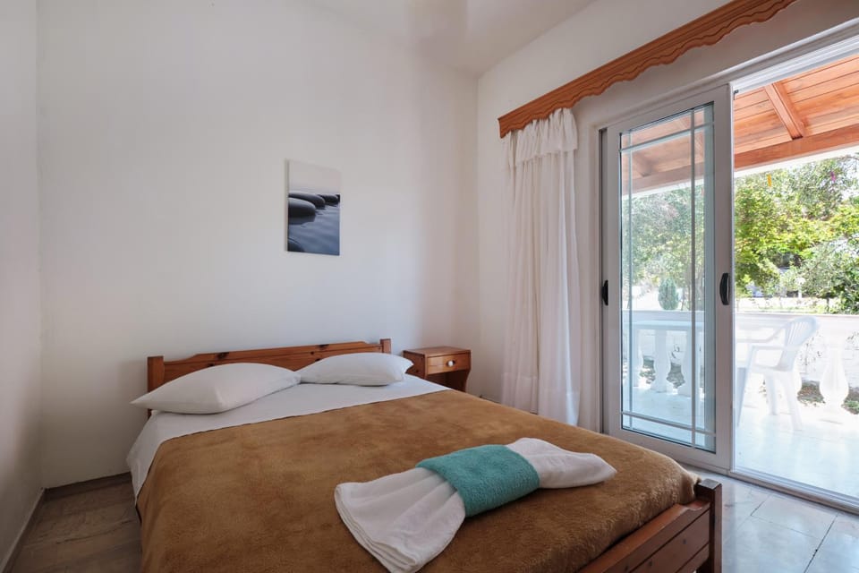 Bed, Garden, Photo of the whole room, Bedroom, towels