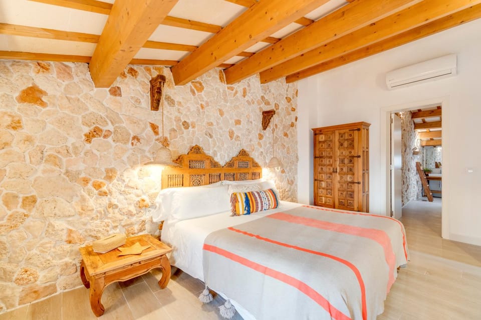 Bed, Bathroom, Photo of the whole room, Bedroom, wardrobe, air conditioner