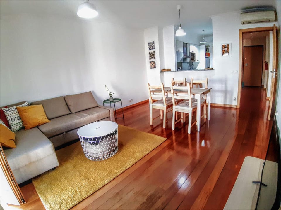 Communal lounge/ TV room, Living room, Dining area, air conditioner